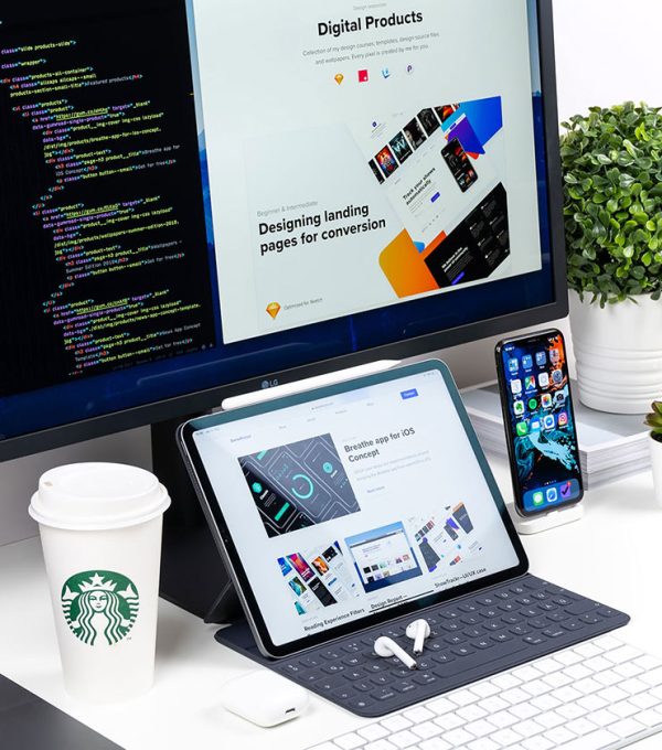 Setup con vaso de café, un iPad con funda y teclado y un iPhone sobre una mesa con unos airPods.