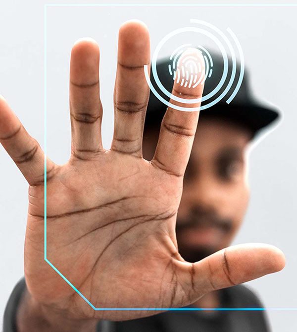 Hombre tocando la pantalla con marca en huella digital para mostrar seguridad biométrica