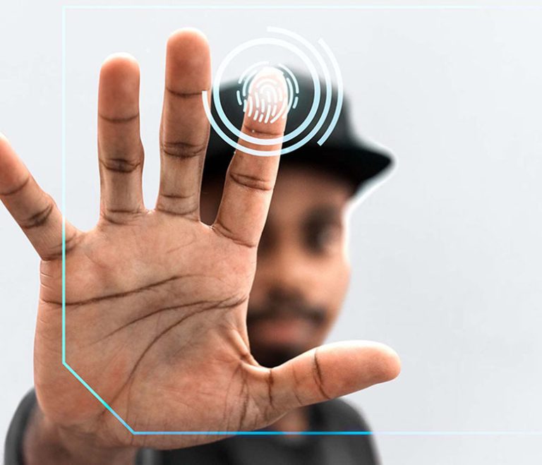 Hombre tocando la pantalla con marca en huella digital para mostrar seguridad biométrica