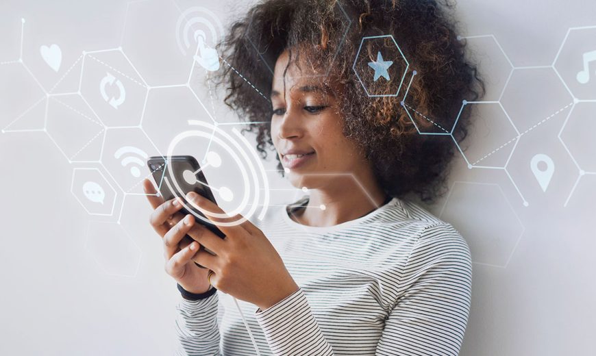 Mujer interactuado con su dispositivo móvil mientras podemos ver algunos de los servicios que este tiene disponibles