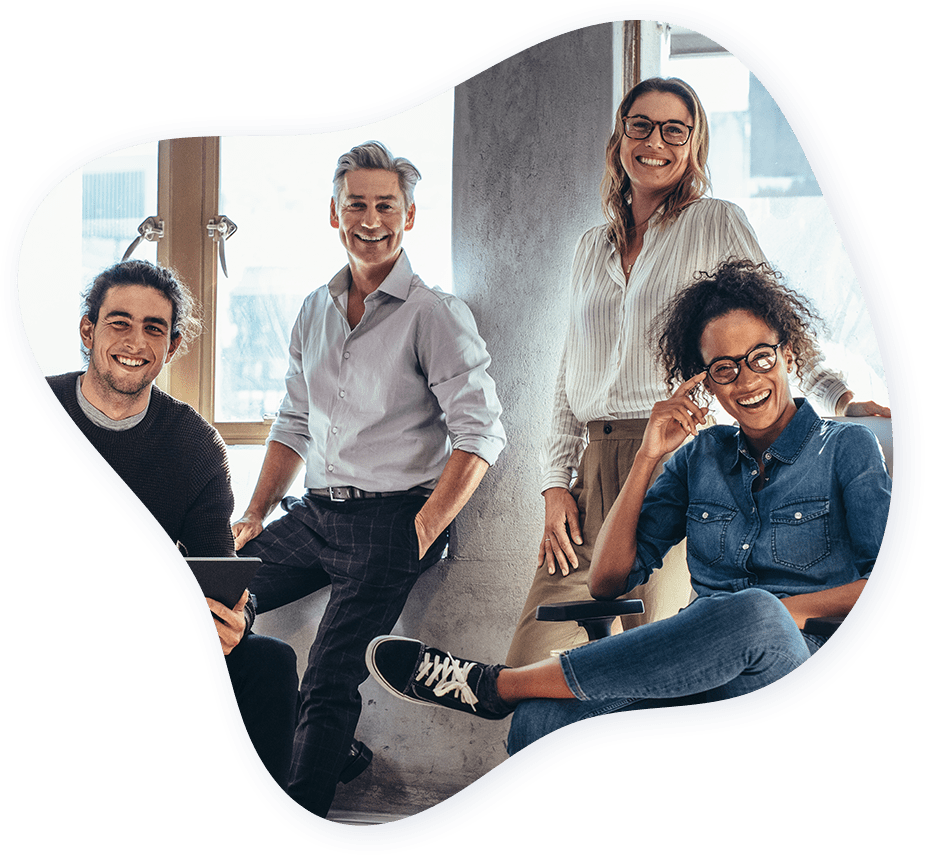 Equipo de trabajo sonriendo en la oficina
